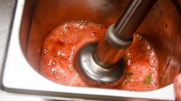 клубничный суп с мороженым