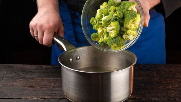 крем-суп из брокколи с креветками