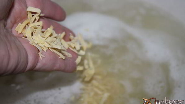 мясной суп с домашней яичной лапшой