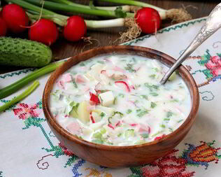 Классическая окрошка с зеленым луком