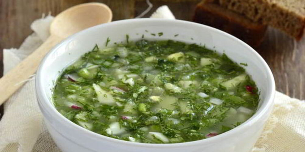 Рецепт окрошки на айране со шпинатом и сосисками