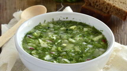 Окрошка на айране со шпинатом и сосисками