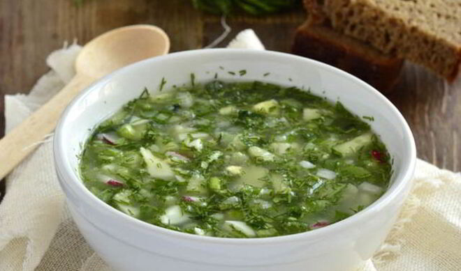 Окрошка на айране со шпинатом и сосисками