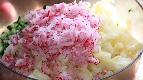 окрошка на квасе с вареной колбасой