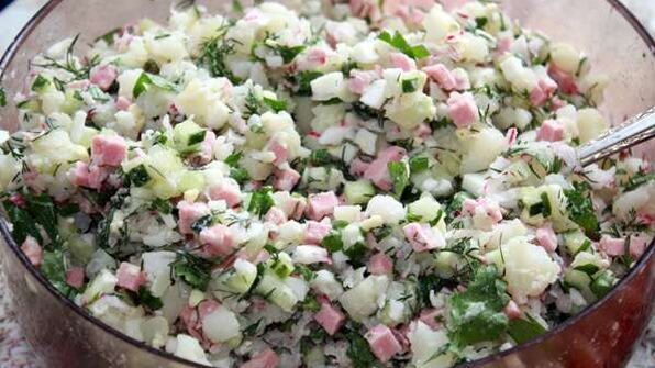 окрошка на квасе с вареной колбасой