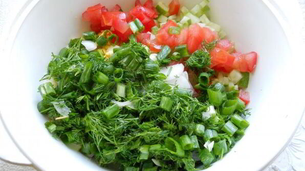 окрошка на сыворотке с помидорами и свежим горошком