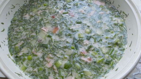 окрошка на сыворотке с помидорами и свежим горошком