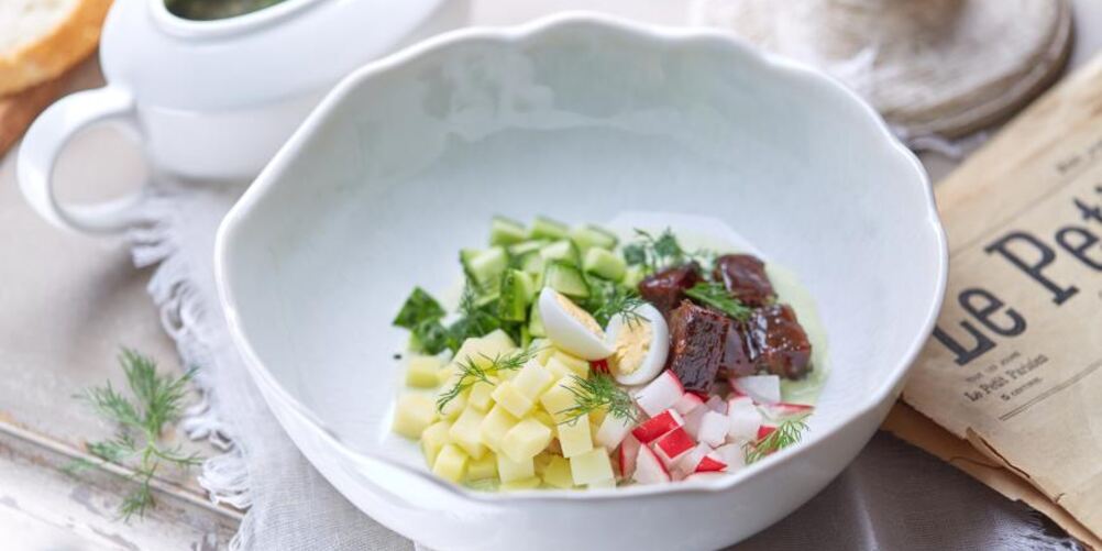 Рецепт окрошки с глазированными щечками