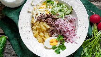 Окрошка с сывороткой и перепелиными яйцами