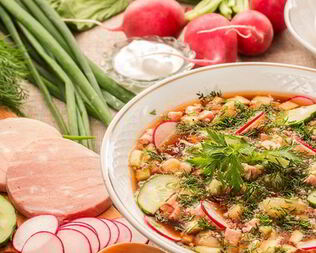 Окрошка с томатным соком и свежими огурцами