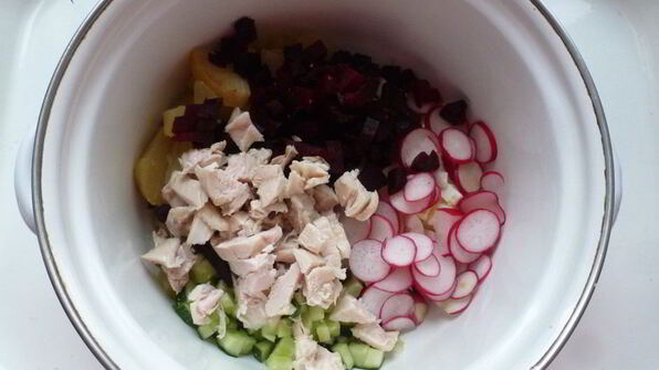 окрошка со свеклой и курицей