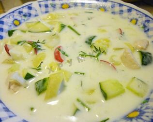 Вкусная окрошка с курицей на кефире