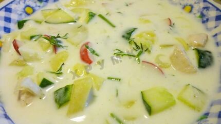 Вкусная окрошка с курицей на кефире