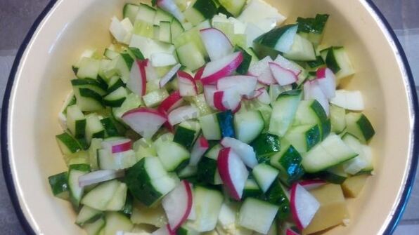 вкусная окрошка с курицей на кефире