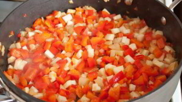 острый мясной суп с фасолью