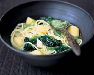 Генуэзский суп минестроне с соусом песто