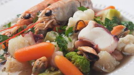 Легкий суп с креветками, овощами и кинзой