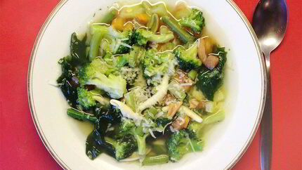 Минестроне с брокколи и шпинатом