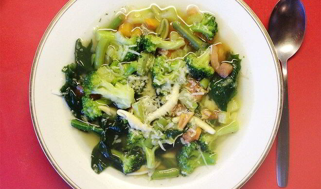 Минестроне с брокколи и шпинатом