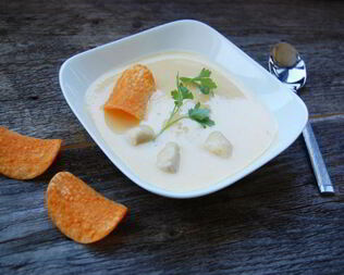 Овощной крем-суп с курицей и чипсами