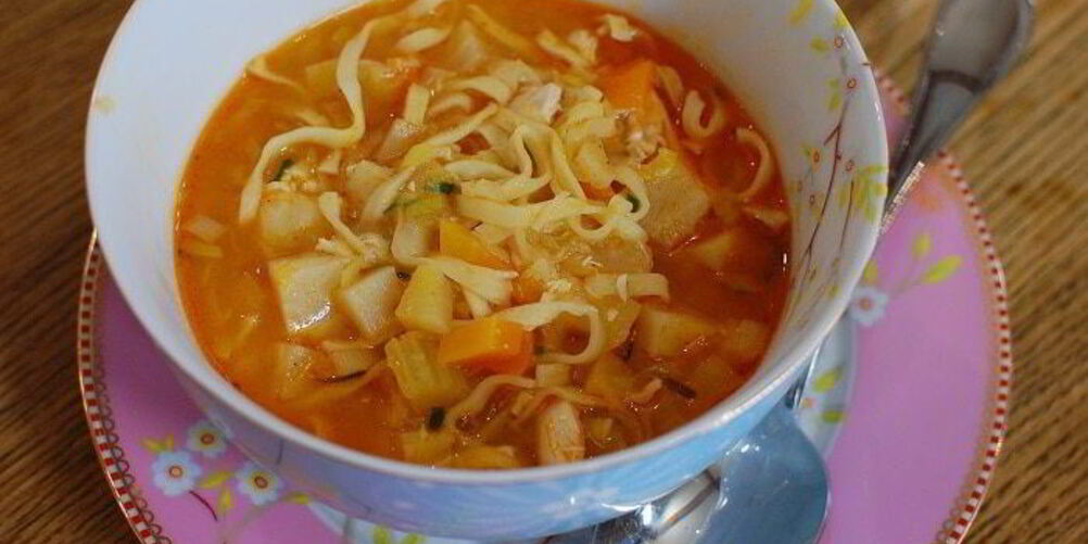 Рецепт овощного супа с курицей и яичной лапшой