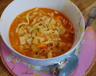 Овощной суп с курицей и яичной лапшой