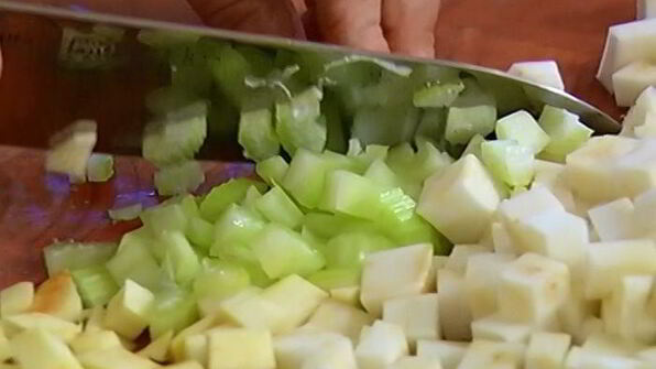 овощной суп с курицей и яичной лапшой