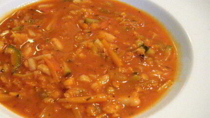Согревающий овощной суп с томатами, фасолью и чечевицей
