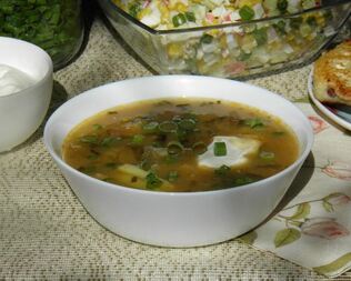 Рассольник с копченой колбасой и перловкой