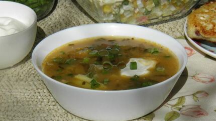 Рассольник с копченой колбасой и перловкой