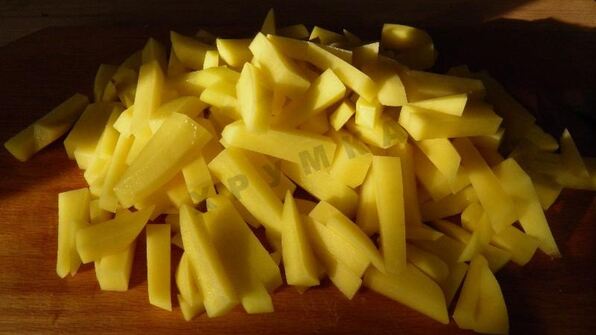 рассольник с копченой колбасой и перловкой