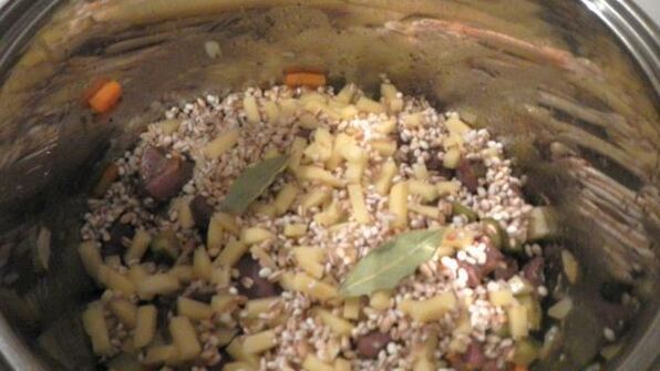 рассольник с перловкой и почками в мультиварке