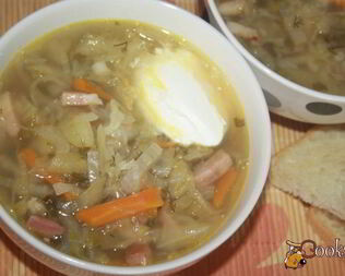 Ароматные щи с варено-копченой грудинкой и кислым яблоком