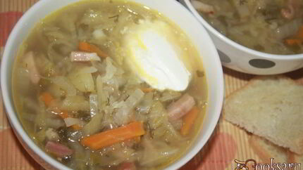 Ароматные щи с варено-копченой грудинкой и кислым яблоком