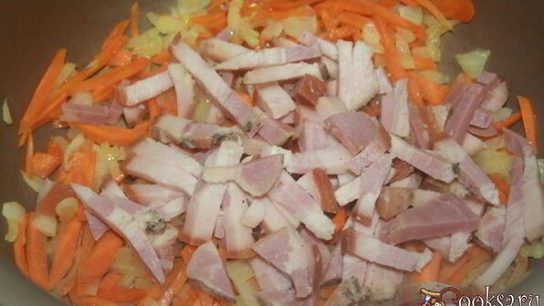 ароматные щи с варено-копченой грудинкой и кислым яблоком