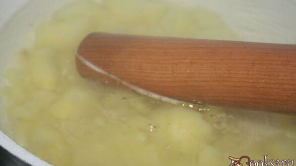 ароматные щи с варено-копченой грудинкой и кислым яблоком