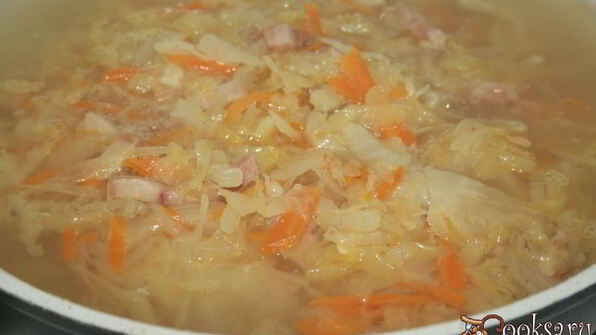 ароматные щи с варено-копченой грудинкой и кислым яблоком