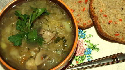 Постные щи из квашеной капусты с шампиньонами