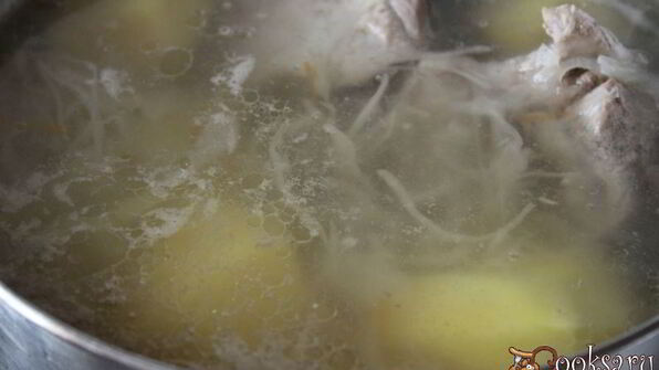 щи из кислой капусты с перловкой на мясном бульоне