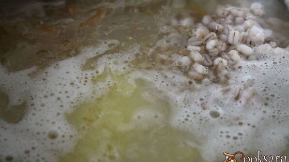 щи из кислой капусты с перловкой на мясном бульоне