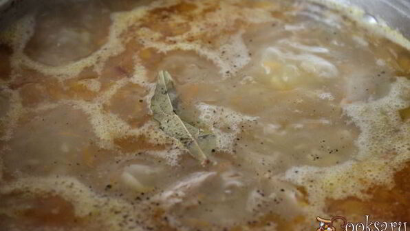 щи из кислой капусты с перловкой на мясном бульоне