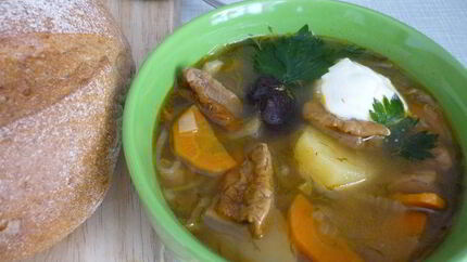 Щи из квашеной капусты с белыми грибами и айвой