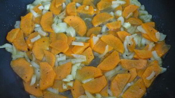 щи из квашеной капусты с белыми грибами и айвой