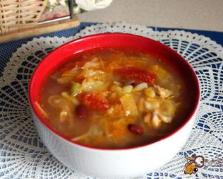 Щи из квашеной капусты с фасолью и сладким перцем на курином бульоне