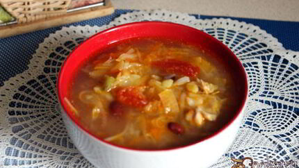 Щи из квашеной капусты с фасолью и сладким перцем на курином бульоне