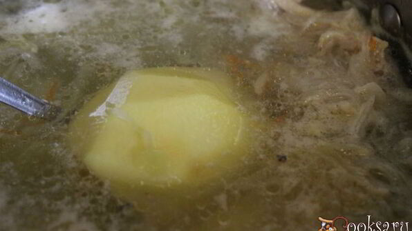 щи из квашеной капусты с фасолью и сладким перцем на курином бульоне