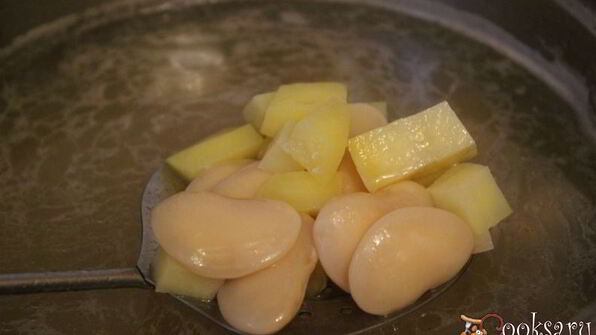 щи со свежей капустой и лимской фасолью на курином бульоне