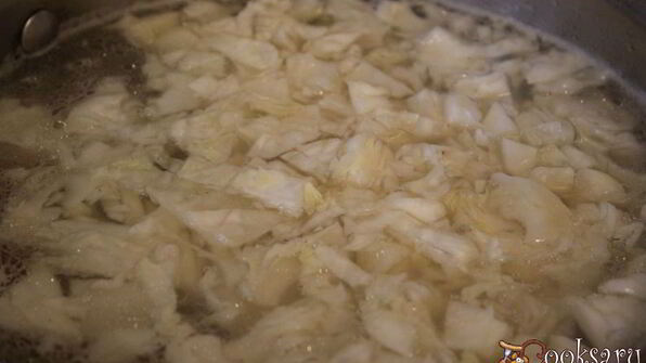 щи со свежей капустой и лимской фасолью на курином бульоне