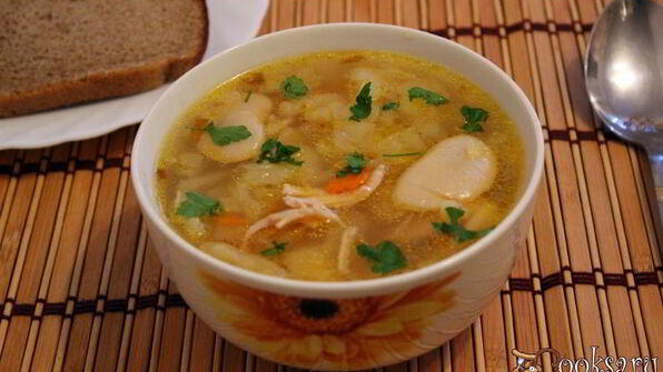 щи со свежей капустой и лимской фасолью на курином бульоне