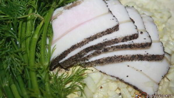 щи со свежей капустой, индейкой и острыми колбасками